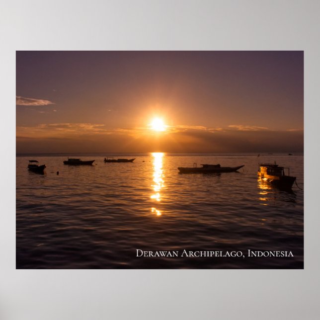Solstrålar Solnedgångsstrålar Flytande båtar Hav S Poster (Framsidan)
