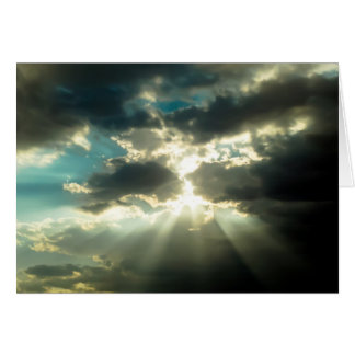 Solstrålar till och med molnen hälsningskort
