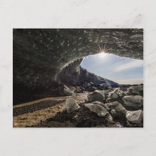 Solstrålar vid ingången till isgrotta vykort