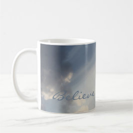 Solstrålens vita moln inspirerande tro kaffemugg