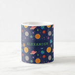 Solsystem med Personligen Sol och planeter Kaffemugg<br><div class="desc">En roligt och ett modernt solsystem mönster med färgstarka planeter,  stjärnor och sol mot en mörk blått bakgrund. Den här utformningen kan vara personlig med namn eller monogrammad med initialer.</div>