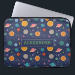 Solsystem med Personligen Sol och planeter Laptop Fodral<br><div class="desc">En roligt och ett modernt solsystem mönster med färgstarka planeter,  stjärnor och sol mot en mörk blått bakgrund. Den här utformningen kan vara personlig med namn eller monogrammad med initialer.</div>