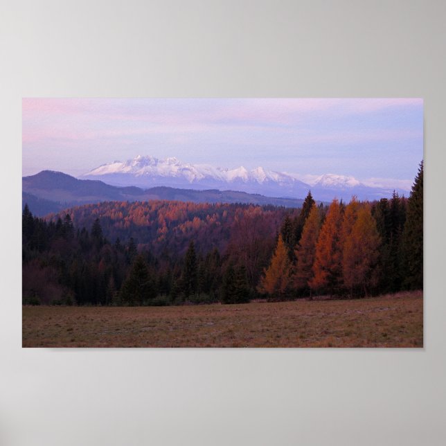 Soluppåtriktad vy över Tatras från Beskid Sadecki  Poster (Framsidan)