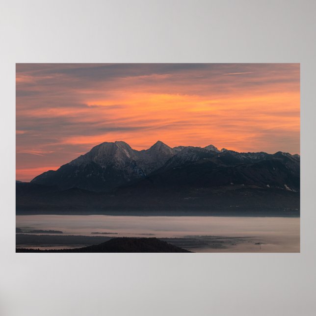Soluppgång bakom majestätiska berg poster (Framsidan)