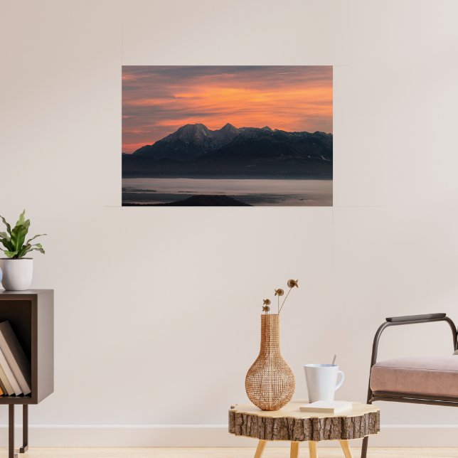 Soluppgång bakom stora berg poster (Vardagsrum 3)