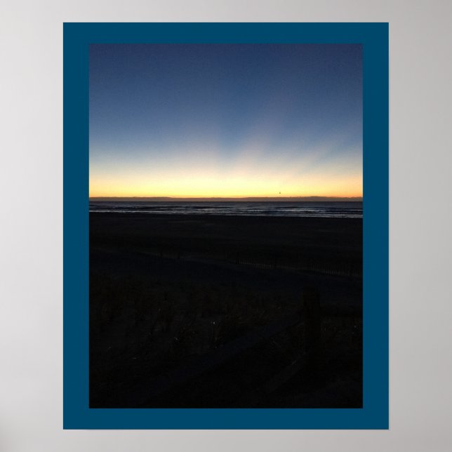 Soluppgång Begins by Ocean Poster (Framsidan)