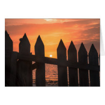 Soluppgång genom ett stängsel