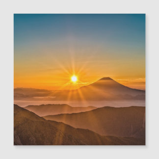 Soluppgång mellan backe