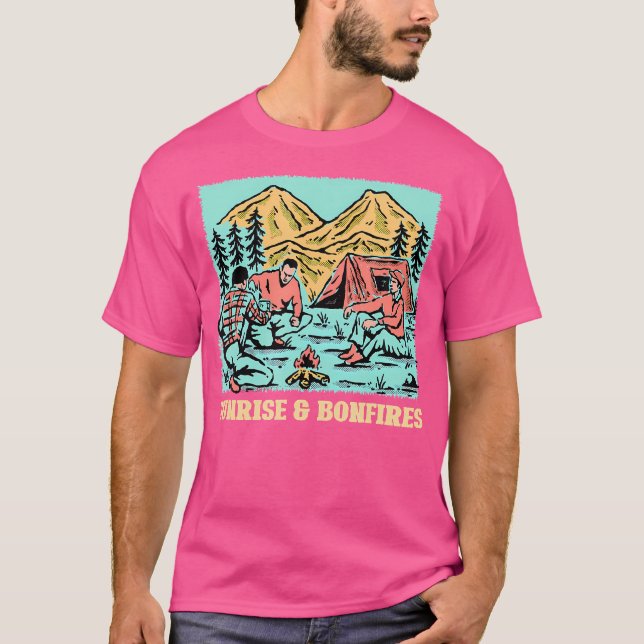 Soluppgång och Bonfire Camping Summer Camper Tropi T Shirt (Framsida)
