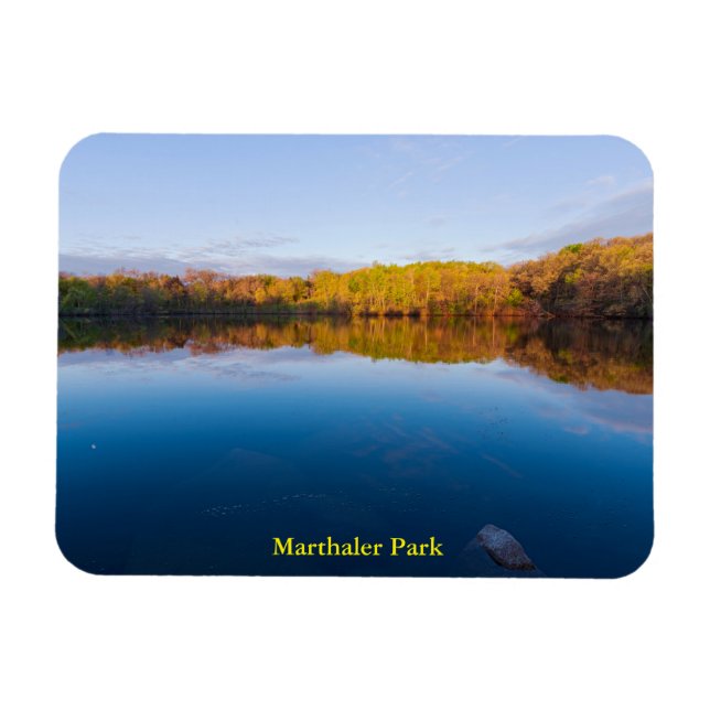 Soluppgång och reflektioner i marthalerparken magnet (Horisontell)