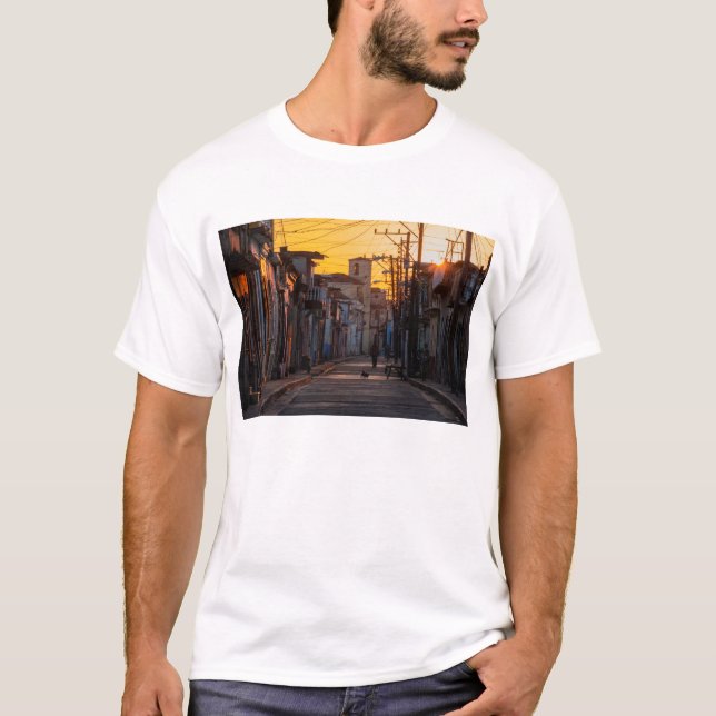 Soluppgång över den Camaguey stadsgatan, Camaguey, Tee Shirt (Framsida)