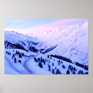 Soluppgång över den snöig bergaffischen poster