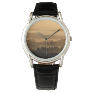 Soluppgång över dimmig böljande kullar landskap armbandsur