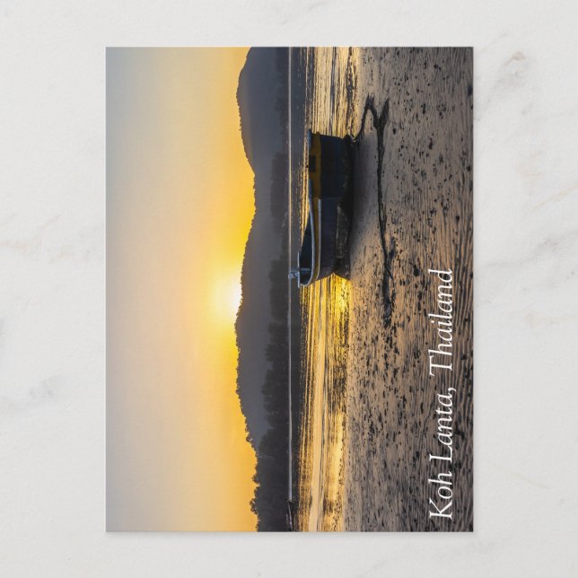 Soluppgång över en båt på stranden, Koh Lanta, Tha Vykort (Framsida)