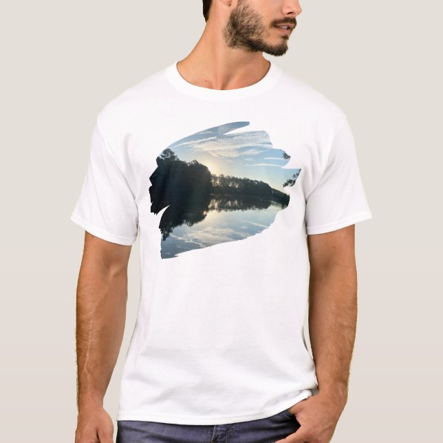 Soluppgång över en georgisk sjö t shirt (Framsida)