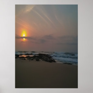 Soluppgång över en raketpool vid poster av havet