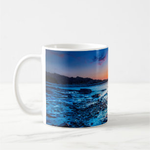 Soluppgång över horisont på seashoren på gryni kaffemugg
