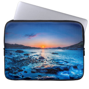 Soluppgång över horisont på seashoren på gryni laptop sleeve
