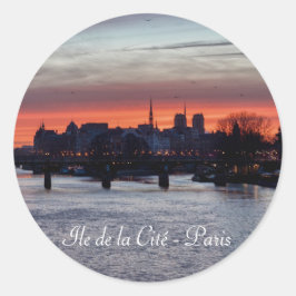 Soluppgång över Ile de la Cite och Notre Dame - Pa Runt Klistermärke