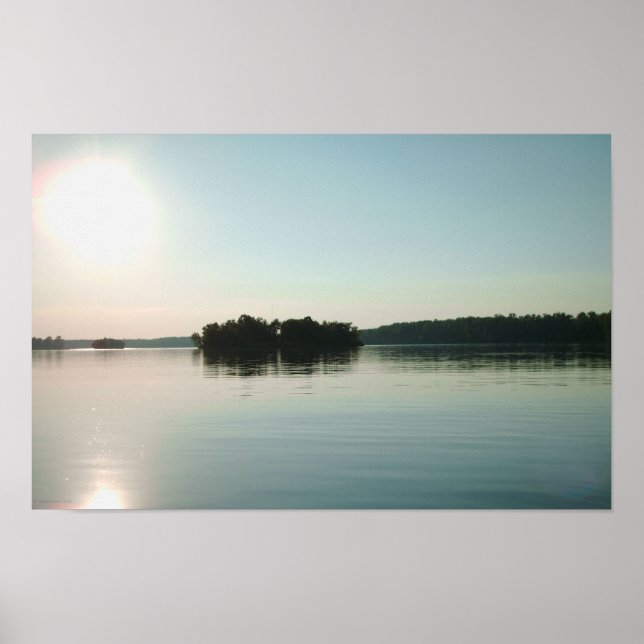 Soluppgång över lugn sjö poster (Framsidan)
