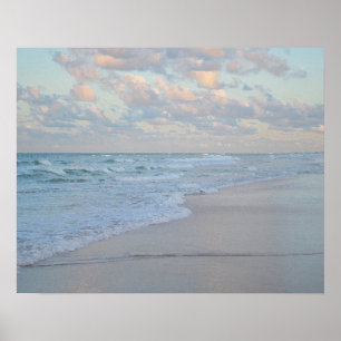 Soluppgång över lugnt vatten på stranden Konstnärl Poster