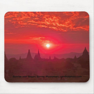 Soluppgång över slätten av tempel i Bagan, Burma Musmatta