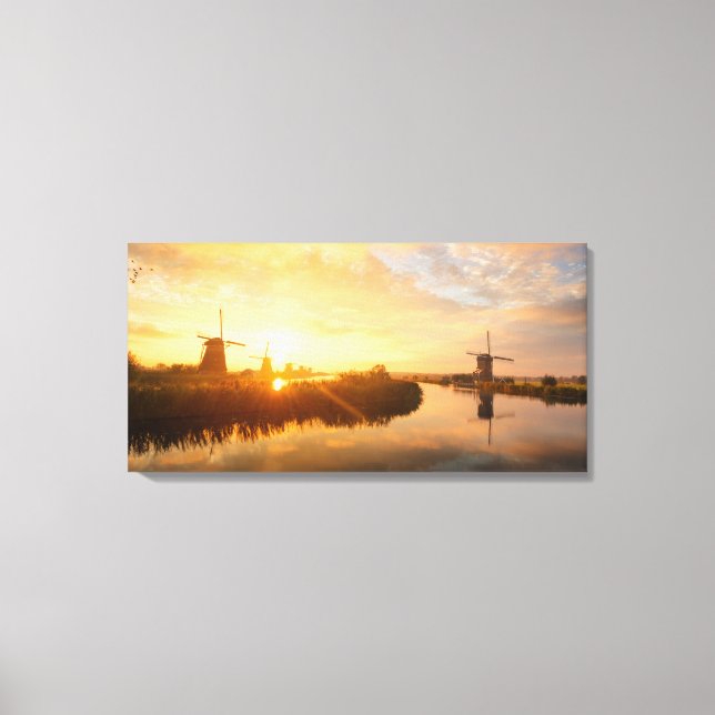 Soluppgång över vindkraftverk och en flod i Nederl Canvastryck (Framsida)