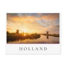 Soluppgång över vindkraftverk och en flod i Nederl