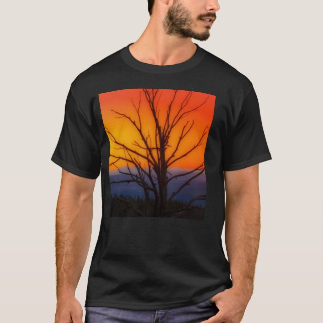 Soluppgång över Yellowstone nationalparkdesign T Shirt (Framsida)