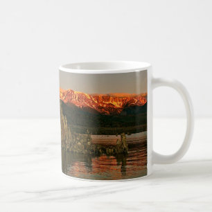 SOLUPPGÅNG PÅ DEN MONO SJÖN, KALIFORNIEN KAFFEMUGG