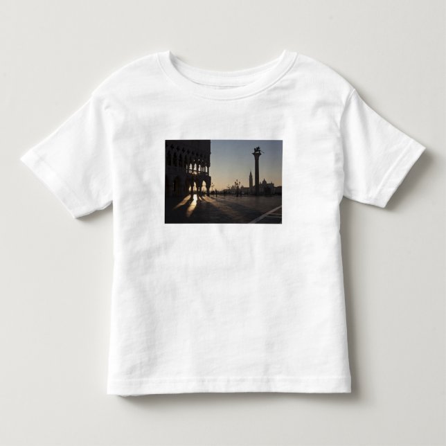 Soluppgång på Plaza San Marco Tee Shirt (Framsida)
