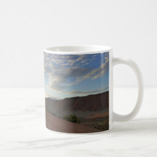 Soluppgång på spåret till ömtålig båge kaffemugg