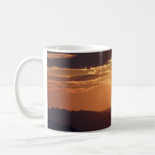 Soluppgång/solnedgång över bergskaffet Mugg