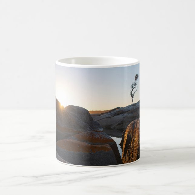 Soluppgång vid Binalong Bay Tasmanien Kaffemugg (Center)