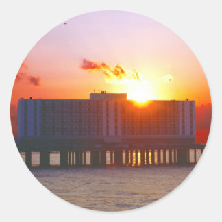 Soluppgång vid flaggskepps hotell Stickers Runt Klistermärke