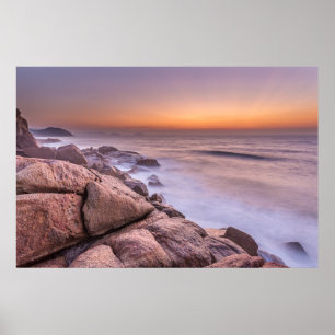 Soluppgång vid stranden mot Guarda do Embau Poster