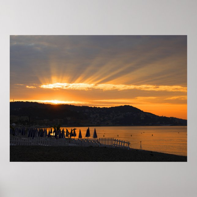 Soluppgång vid strandpromenad i Anglais Poster (Framsidan)
