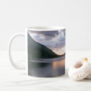 Soluppgång vid vinterström Sjö I Kaffemugg