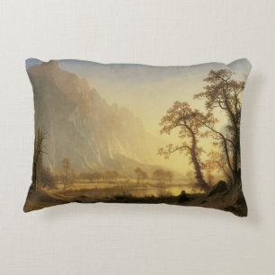 Soluppgång, Yosemite Valley av Albert Bierstadt Prydnadskudde