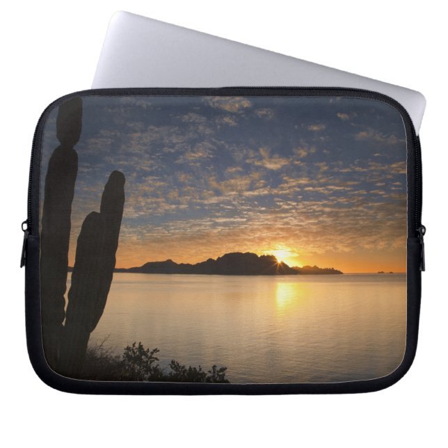Soluppgången över Isla Danzante i Laptop Sleeve (Framsidan)