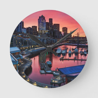 Soluppgången på tittar pir 66 besegrar sätta en rund klocka