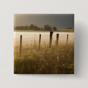 Soluppgångljusdimma längs staket nära Charlo Knapp