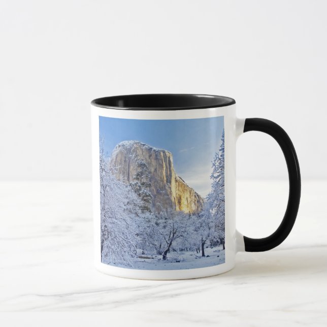 Soluppgångsljus träffar El Capitan genom snöiga Mugg (Höger)