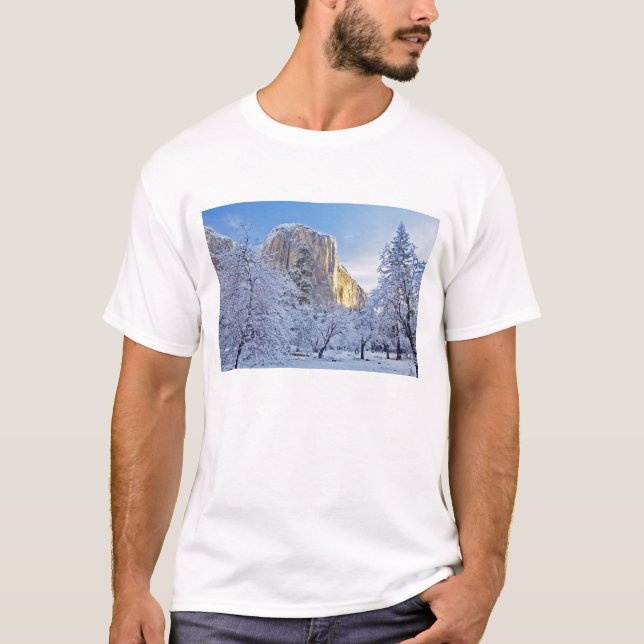 Soluppgångsljus träffar El Capitan genom snöiga T Shirt (Framsida)