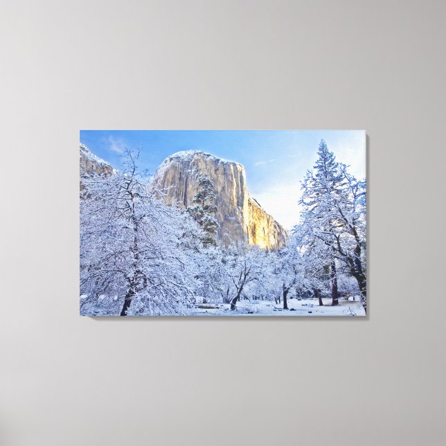 Soluppsljus träffar El Capitan genom snoweri Canvastryck (Framsida)