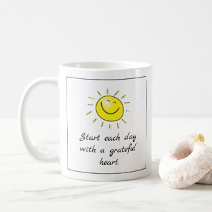 Solvänlig hjärttypografi kaffemugg
