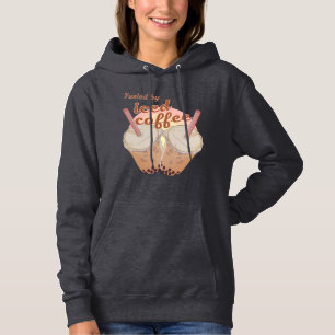 som drivs av kaffe. kaffepresentation för kaffe i t shirt