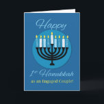 Som ett engagerat par första Hanukkah Menorah Kort<br><div class="desc">Som ett engagerat par skulle de få detta speciella kort för att fira sin första Chanukah! Royalets blå bakgrund är stark mot meddelandet. En mittcirkel accentuerar den svarta menoran med tända ljus.</div>