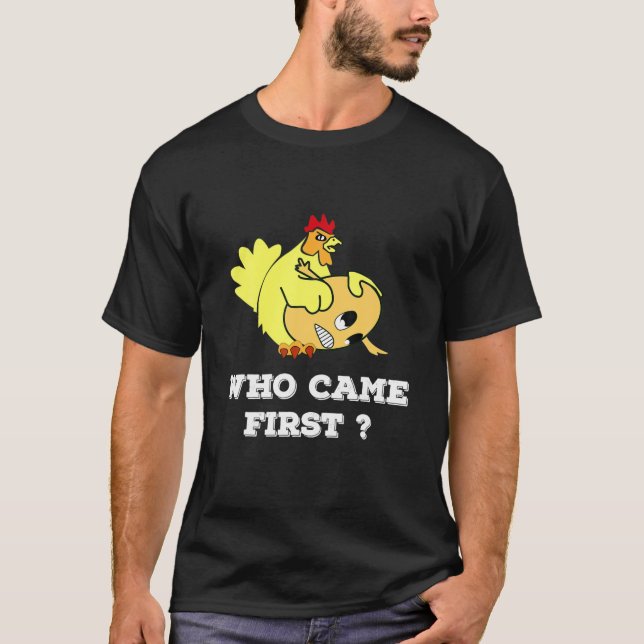 som kom först till kycklingar eller äggkläckta Man T Shirt (Framsida)