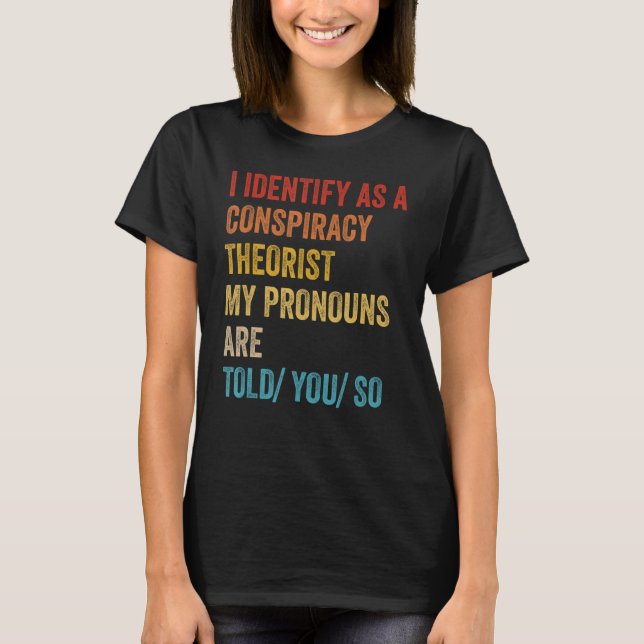 Som konspirationstorik ser jag mina pronouns t shirt (Framsida)